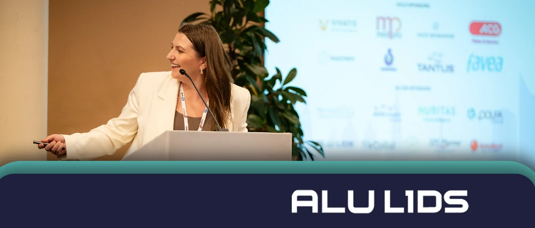 A smiling woman presenting a presentation about dietary supplement packaging and aluminium packaging at the Remedy NutraFood event.